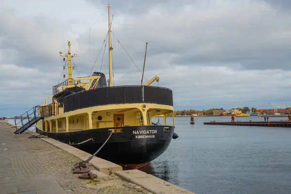 COPENHAGEN, DINAMARCA: Bela vista panorâmica da orla marítima para os edifícios, barcos e o rio . — Fotografia de Stock