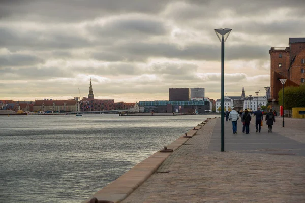 코펜하겐, 덴마크: 아름다운 파노라마같은 전경 이마 루에서 건물, 배, 강에 이르기까지. — 스톡 사진
