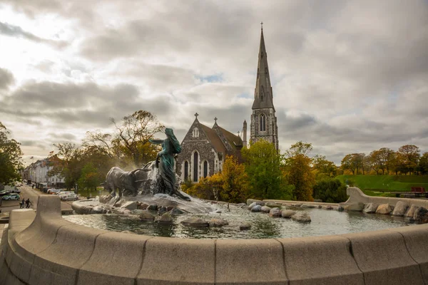 덴마크 코펜하겐 : St. Albans church. 게 펀에 있는게 피온 샘에서 네 아들 이소 로변하게 되었다 — 스톡 사진