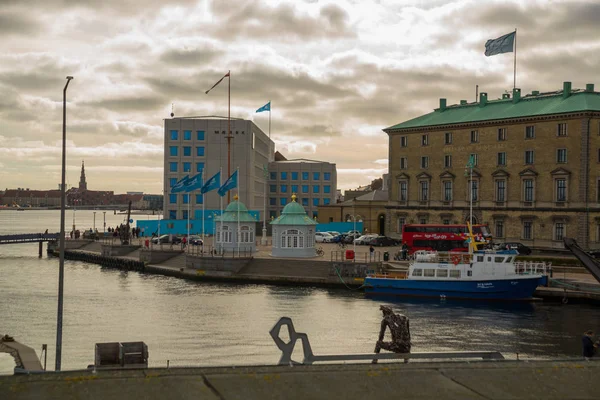 デンマーク・コペンハーゲン：考える立場の金属像－ジンクグローバル－コペンハーゲンの堤防上 — ストック写真