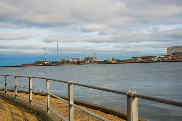 COPENHAGEN, DINAMARCA: Moinhos de vento brancos no horizonte à beira-mar. Bela vista panorâmica da orla marítima — Fotografia de Stock