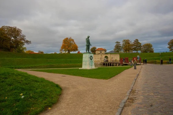 COPENHAGEN, DINAMARCA: Monumento a um soldado armado. Fortaleza de Kastellet, localizada em Copenhague, Dinamarca — Fotografia de Stock