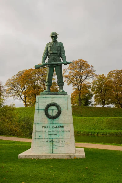 COPENAGEN, DANIMARCA: Monumento a un soldato armato. Fortezza Kastellet, situata a Copenaghen, Danimarca — Foto Stock