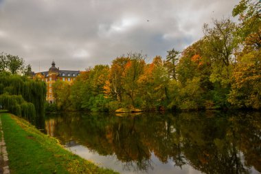 Güzel sonbahar manzarası, Kopenhag Parkı 'ndaki suya yansıyan ağaçlar. Danimarka, Kopenhag