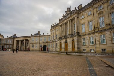 Kopenhag, Danimarka: Amalienborg Sarayı Danimarka kraliyet ailesinin kışlık evidir ve Kopenhag 'da bulunmaktadır.