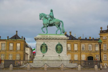 Kopenhag, Danimarka: Amalienborg Meydanı 'ndaki Frederik V' in heykeli, Kopenhag 'daki Danimarka Kraliyet Ailesi' nin evi.