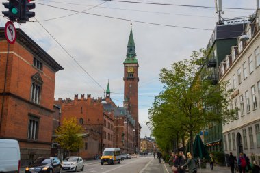 Kopenhag, Danimarka: Şehir merkezinde eski binalar ve saat kulesi olan güzel bir manzara.