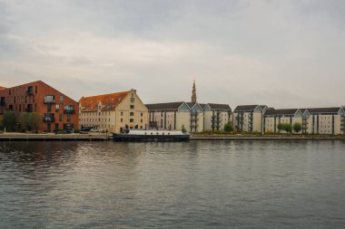 Kopenhag, Danimarka: Rıhtımdan binalara, teknelere ve nehre kadar güzel panoramik manzara.