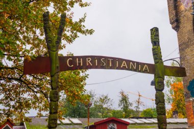 Danimarka, Kopenhag: Hristiyanlık olarak da bilinen Freetown Christiania, Hıristiyanhavn ilçesinde yaklaşık 850 ila 1000 kişilik bir yerleşim yeri ve komün..