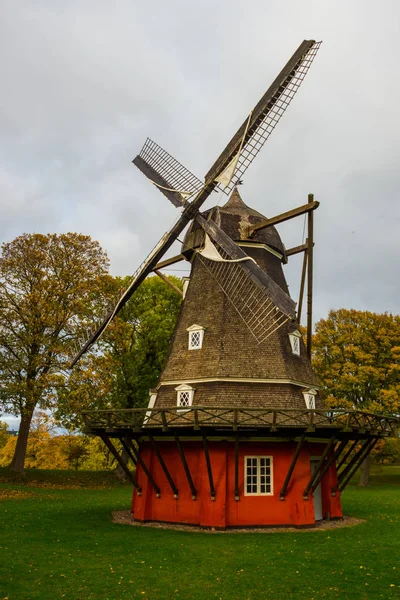 COPENHAGEN, DINAMARCA: Molino de viento Kastelsmollen dentro del castillo de Kastellet . —  Fotos de Stock