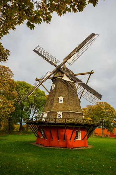 COPENHAGEN, DINAMARCA: Molino de viento Kastelsmollen dentro del castillo de Kastellet . —  Fotos de Stock