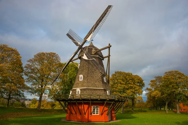 COPENHAGEN, DINAMARCA: Molino de viento Kastelsmollen dentro del castillo de Kastellet . —  Fotos de Stock