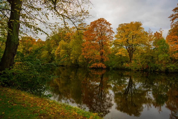 Piękny jesienny krajobraz, drzewa odbite w wodzie w Kopenhadze Park. Dania, Kopenhaga — Zdjęcie stockowe