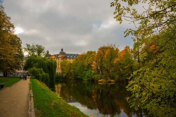 Hermoso paisaje otoñal, árboles reflejados en el agua en el Parque Copenhague. Dinamarca, Copenhague —  Fotos de Stock