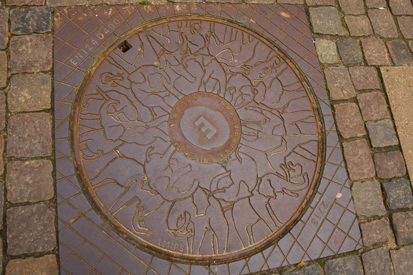 Copenhagen, Denmark: Copenhagen manhole. Unusual manhole on the street in the city — Stock Photo, Image