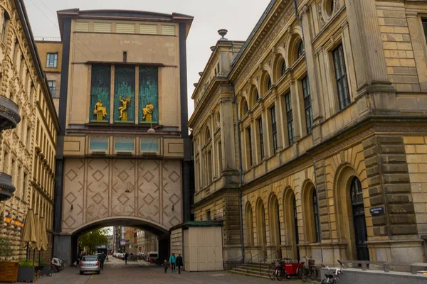 COPENHAGEN, DINAMARCA: La fachada exterior del Teatro Real Danés en un día parcialmente nublado en el centro histórico de Copenhague, Dinamarca . — Foto de Stock