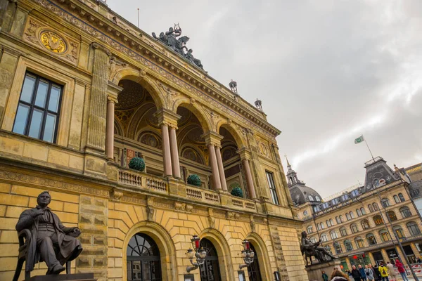 Kopenhaga, Dania: Zewnętrzna fasada Royal Danish Theatre w częściowo pochmurny dzień w historycznym centrum Kopenhagi, Dania. — Zdjęcie stockowe