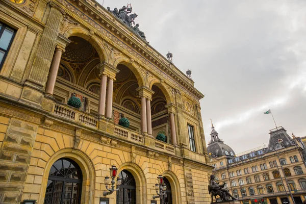 Köpenhamn, Danmark: Den yttre fasaden av den kungliga danska teatern en delvis grumlig dag i Köpenhamns historiska centrum, Danmark. — Stockfoto