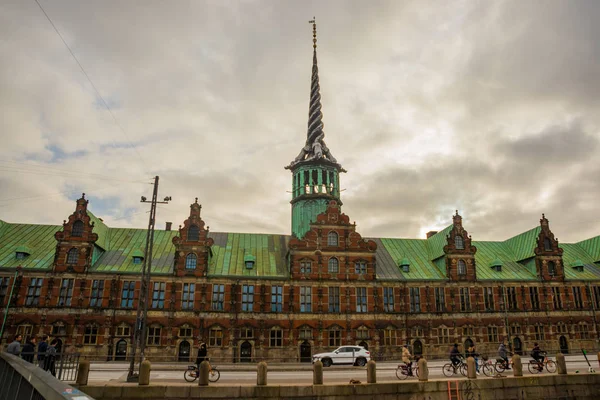 デンマークのコペンハーゲン:ボルセン-コペンハーゲン中央部のスロッツショルメンの最古の建物と証券取引所 — ストック写真