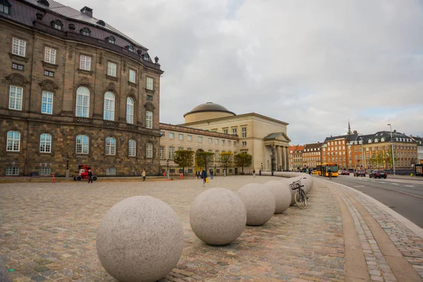 COPENHAGEN, DINAMARCA: Palacio Christiansborg en la isla Slotsholmen. Edificio del Parlamento danés y Tribunal Supremo. Vista de la entrada . — Foto de Stock
