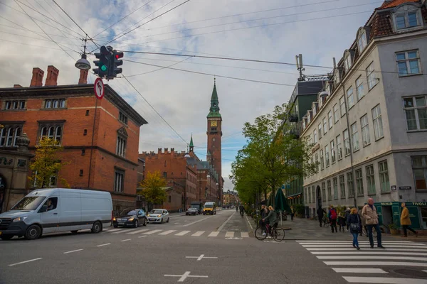 丹麦哥本哈根：市中心美丽的风景，有古老的建筑物和钟楼. — 图库照片