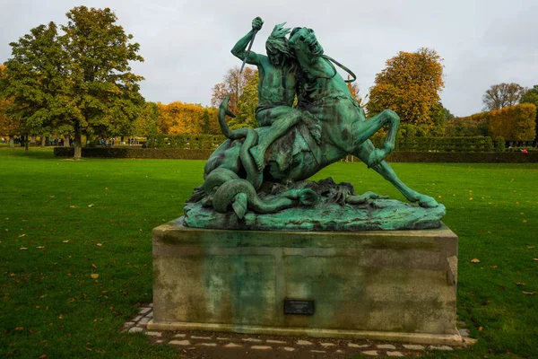 Kopenhagen, Denemarken: Prachtige sculptuur in het park bij het kasteel van Rosenborg — Stockfoto
