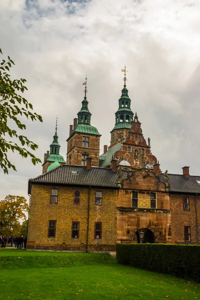 Замок Русенборг в Копенгагене, Дания. Построен в стиле голландского Возрождения в 1606 году во время правления Кристиана IV . — стоковое фото