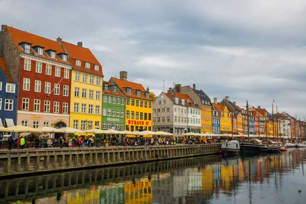 COPENHAGEN, DINAMARCA: Vista do antigo porto de Nyhavn, no centro de Copenhaga, Dinamarca . — Fotografia de Stock