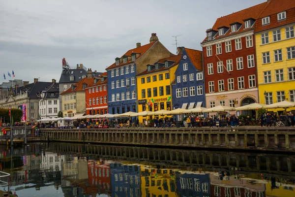 COPENHAGEN, DINAMARCA: Vista do antigo porto de Nyhavn, no centro de Copenhaga, Dinamarca . — Fotografia de Stock