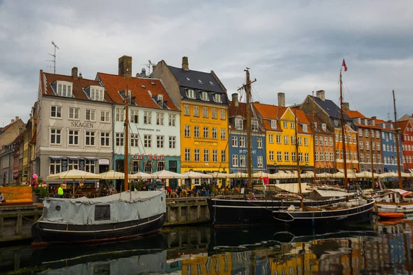 COPENHAGEN, DINAMARCA: Vista del antiguo puerto de Nyhavn en el centro de Copenhague, Dinamarca . — Foto de Stock