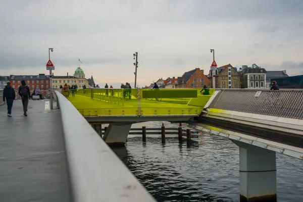 Kopenhagen, Dänemark: schöner Blick vom Wasser auf die Gebäude, Boote und den Fluss. — Stockfoto