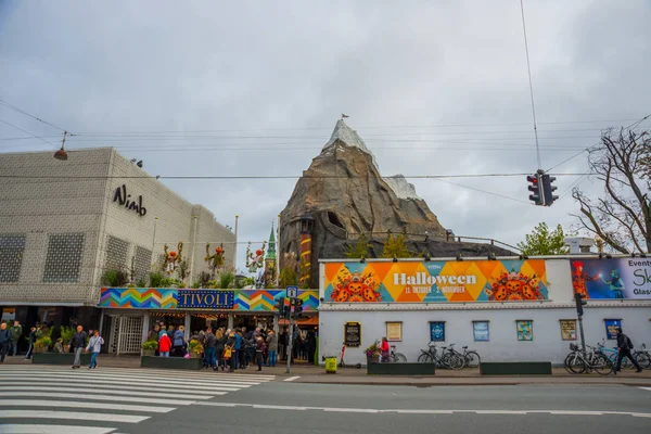 Dinamarca, Copenhague: Entrada al parque Tivoli con decoraciones para las fiestas - Halloween — Foto de Stock