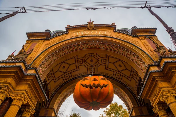 Dánsko, Kodaň: Vstup do parku Tivoli s dekoracemi na dovolenou - Halloween — Stock fotografie