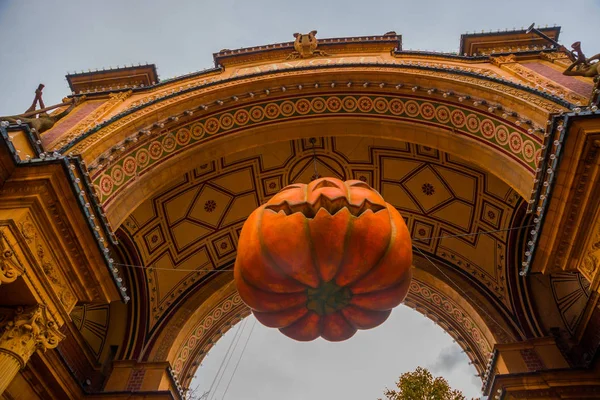Dänemark, Kopenhagen: Eingang zum Tivoli-Park mit Dekorationen für den Feiertag - Halloween — Stockfoto