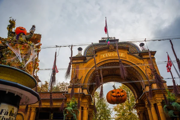 Dánsko, Kodaň: Vstup do parku Tivoli s dekoracemi na dovolenou - Halloween — Stock fotografie