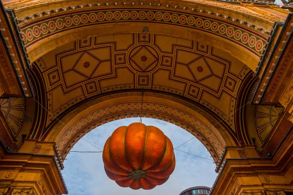 Dinamarca, Copenhague: Entrada al parque Tivoli con decoraciones para las fiestas - Halloween — Foto de Stock