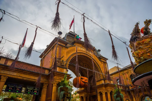 Dinamarca, Copenhague: Entrada al parque Tivoli con decoraciones para las fiestas - Halloween — Foto de Stock