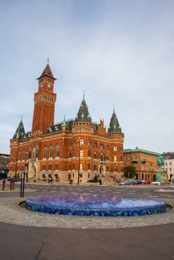 Helsingborg, İsveç: Helsingborg 'daki belediye binasının sokak manzarası.