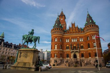 Helsingborg, İsveç: Helsingborg 'daki belediye binasının sokak manzarası.