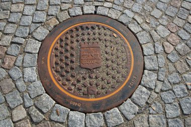 Helsingborg, İsveç: Sokaktaki taş yolda rögar deliği