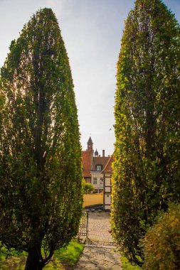 Helsingborg, İsveç: Tarihi merkezde geleneksel evler. Helsingborg 'da gezen ve ünlü yerleri ziyaret eden turistler