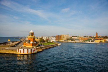 Helsingborg, İsveç: Deniz feneri olan güzel bir manzara. Helsingborg limanının panoramik bir görüntüsü.
