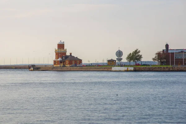 HELSINGBORG, SUÈDE : Beau paysage avec phare. Une image panoramique du port d'Helsingborg . — Photo