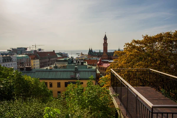 Helsinborg, Szwecja: Widok na centrum miasta i port Helsingborg. Statek jest zacumowany w porcie Helsingborg.. — Zdjęcie stockowe