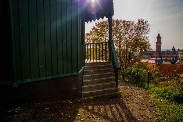 Helsingborg: Utsikt över centrum och Helsingborgs hamn. Fartyget ligger förtöjt i Helsingborgs hamn. — Stockfoto