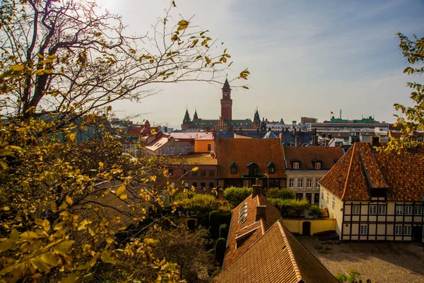 Helsinborg, Suécia: Vista do centro da cidade e do porto de Helsingborg. O navio está atracado no porto de Helsingborg . — Fotografia de Stock