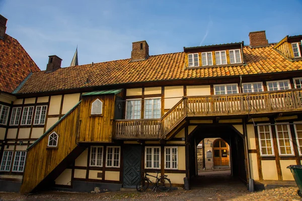 Helsingborg, İsveç: Tarihi merkezde geleneksel evler. Helsingborg 'da gezen ve ünlü yerleri ziyaret eden turistler — Stok fotoğraf
