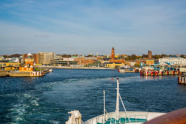 HELSINGBORG, SVEZIA: immagine di un traghetto passeggeri che fa pendolarismo tra Liguborg in Svezia e Helsingor in Danimarca — Foto Stock