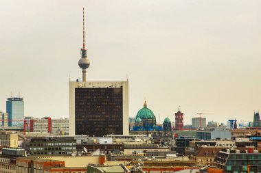 Berlin, Almanya: Berlin 'deki TV kulesi ve Katedral. Alman başkentinin en üst manzarası, Berlin 'in merkez bölgesinin manzarası Bundestag' ın çatısından