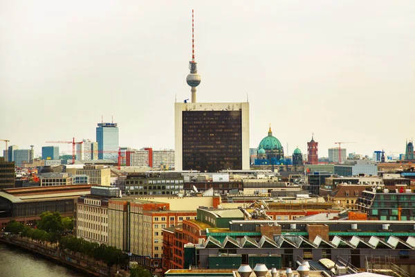 독일 베를린 : TV 타워와 베를린 의대 성당. 독일 의수 도 위에 있는 전경, 분 데 스타 그 건물의 지붕에서 본 베를린의 중앙부의 풍경 — 스톡 사진